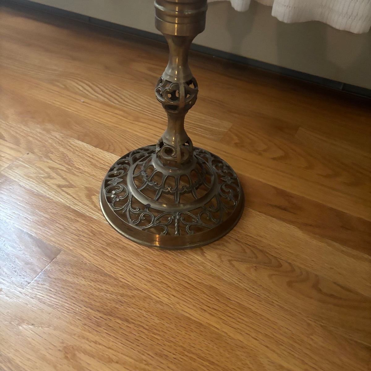 F196 16” tall vintage accent table with heavy metal base and marble top