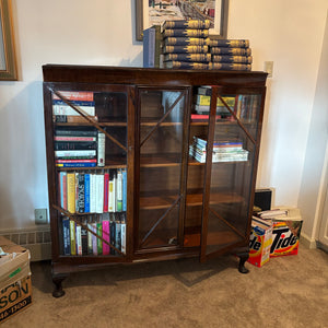 ANTIQUE DISPLAY CABINET WITH 3 GLASS DOORS AND WOODEN SHELVES (CABINET ONLY - CONTENTS NOT INCLUDED) - P208
