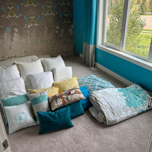 Linens Grouping (queen size blankets and more) - S609