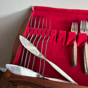VINTAGE SILVER PLATED COMMUNITY FLATWARE WITH FLATWARE CASE AND MORE - P346