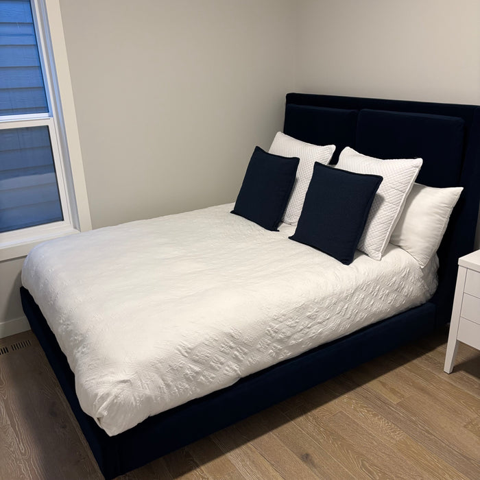 King Size Linens Grouping (Comforter, Duvet, 6 Pillows with Pillow Cases) - G425