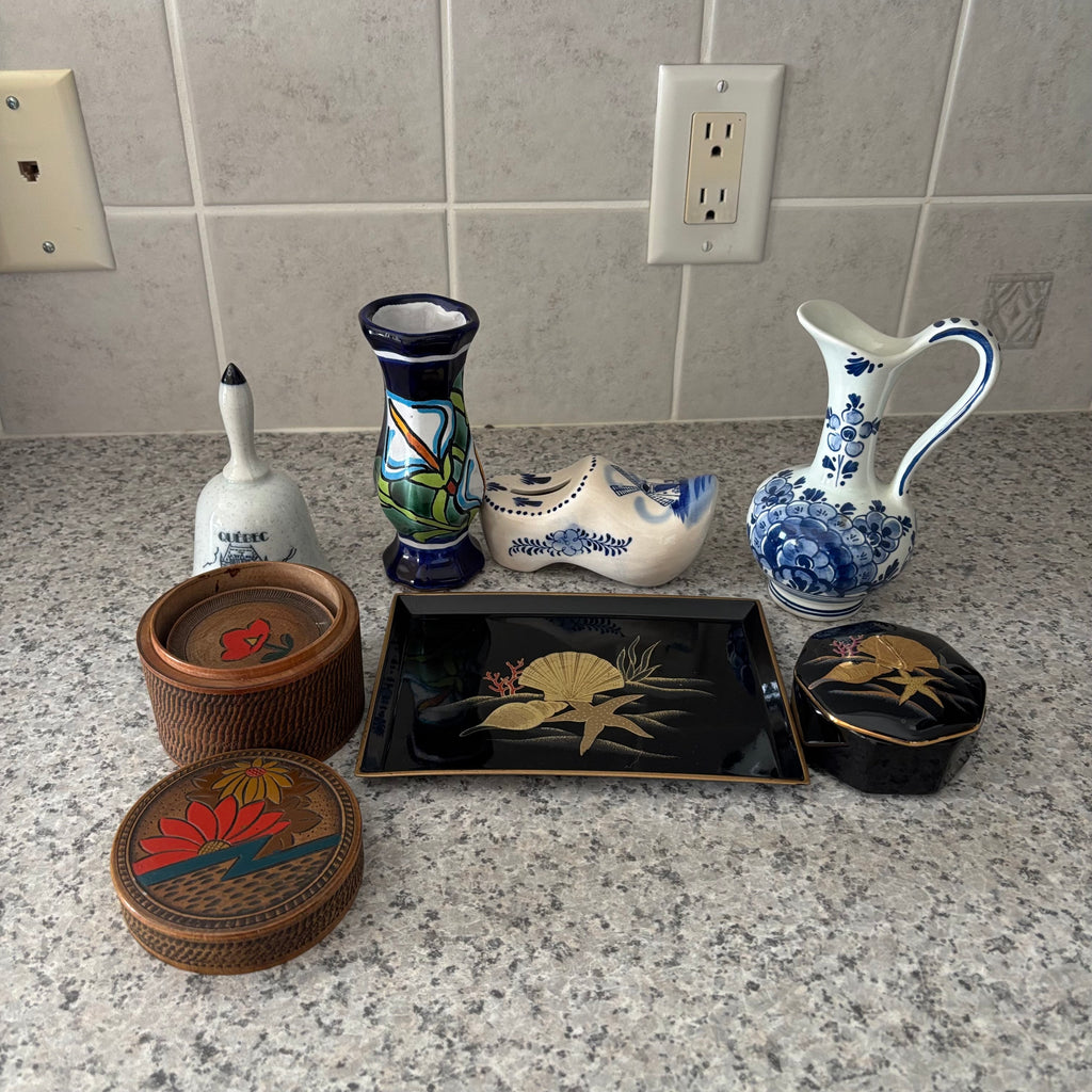 E903 Variety of collectibles