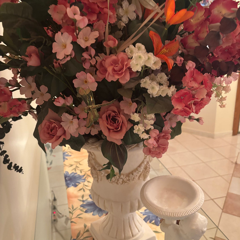 F202 Floral arrangement in Chalkware urn with 2 cherub statue