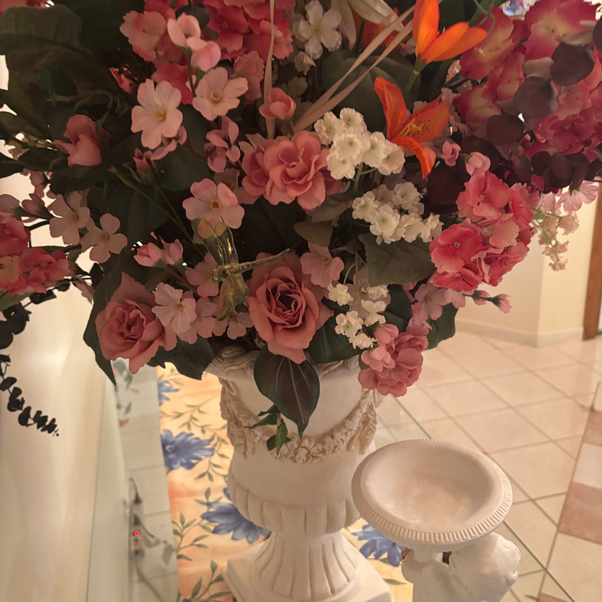 F202 Floral arrangement in Chalkware urn with 2 cherub statue