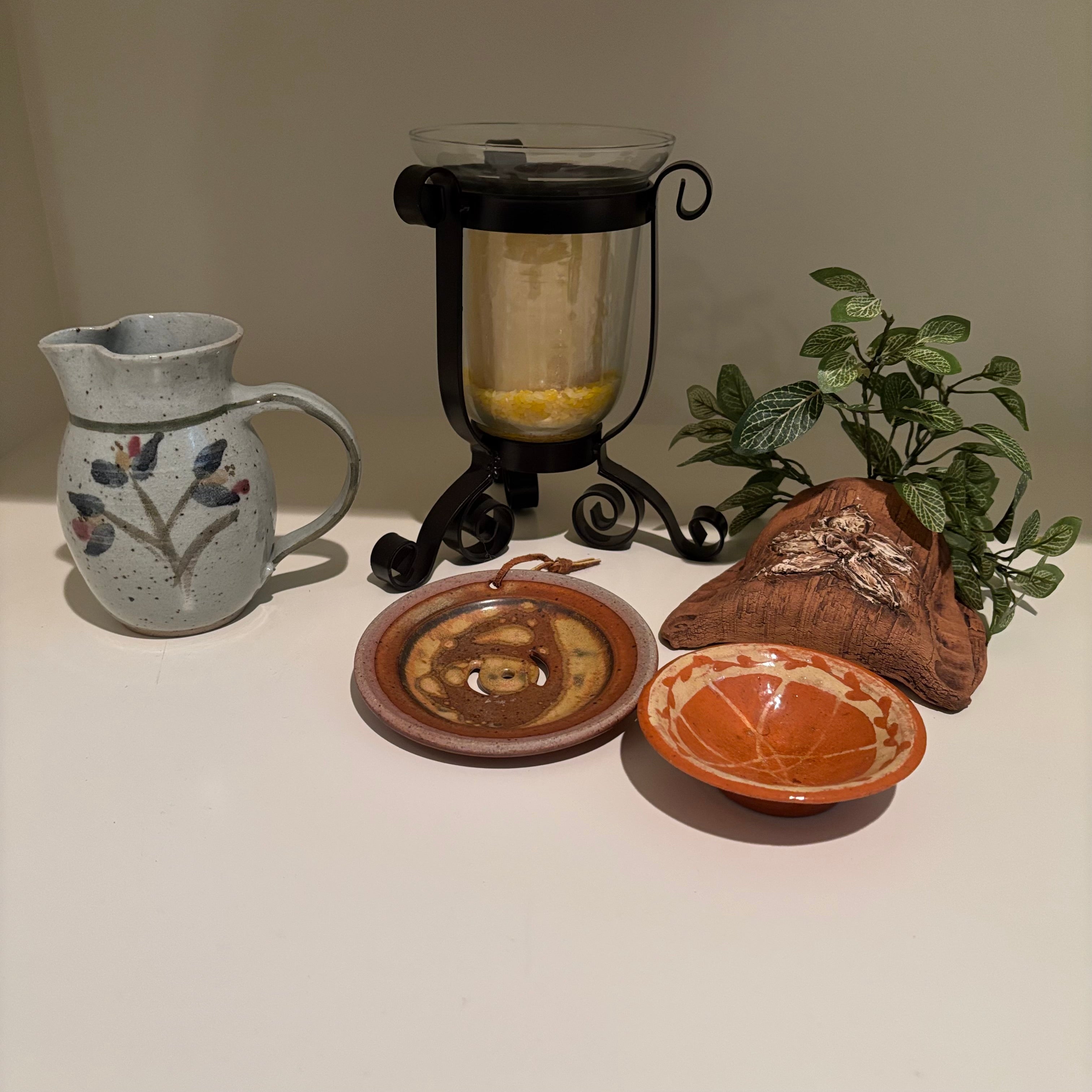 E865 Home decor grouping (earthenware and more)
