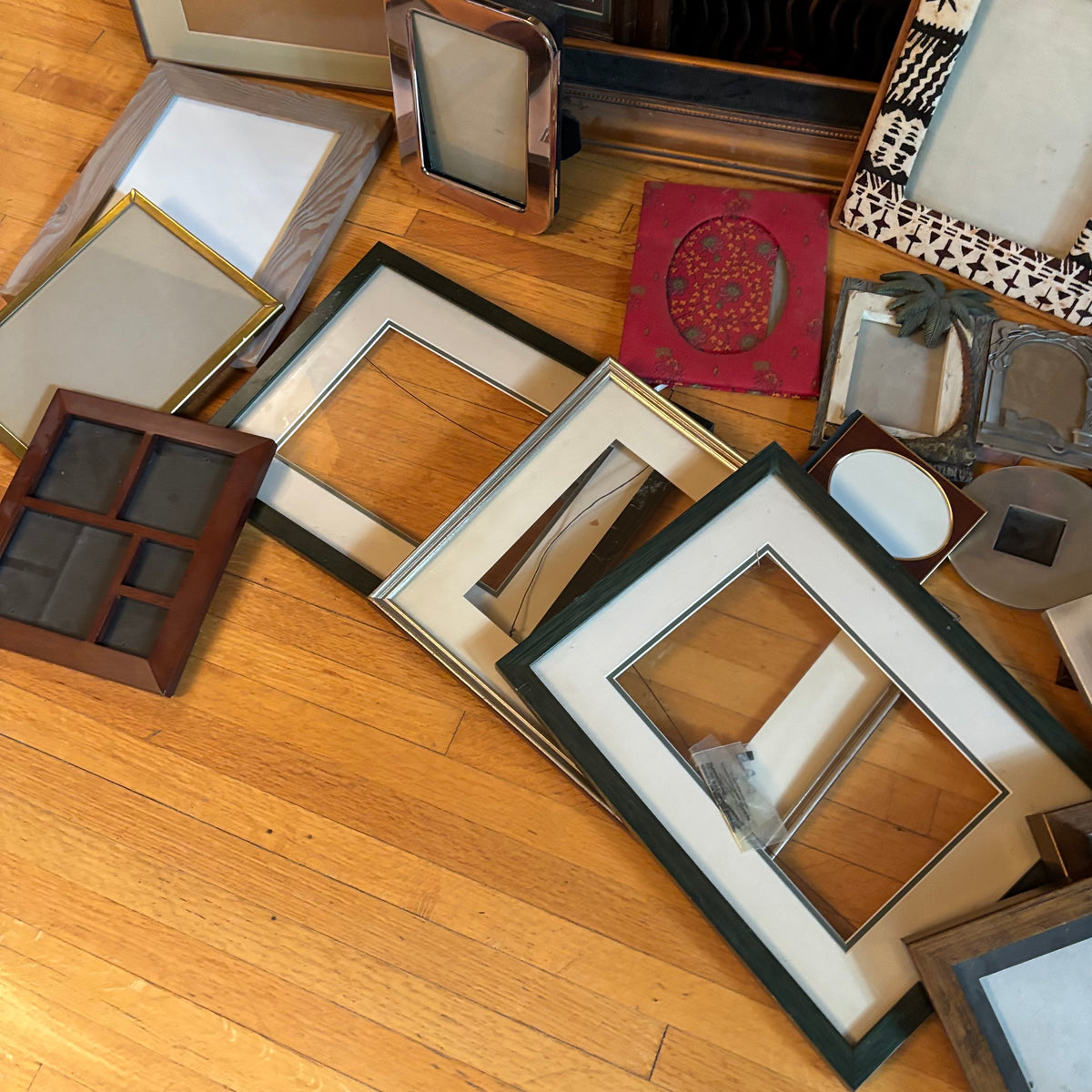 E101 Picture frames grouping