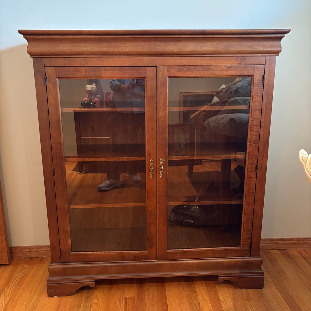 R167 SOLID WOOOD DISPLAY CABIENT WITH WOODEN SHELVES (62" X 53" X 17")