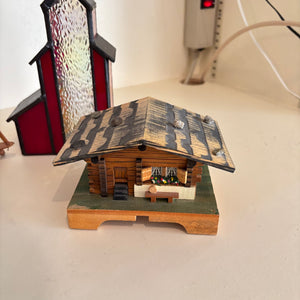 COLLECTIBLES GROUPING (WOODEN, GLASS AND PORCELAIN) - P289