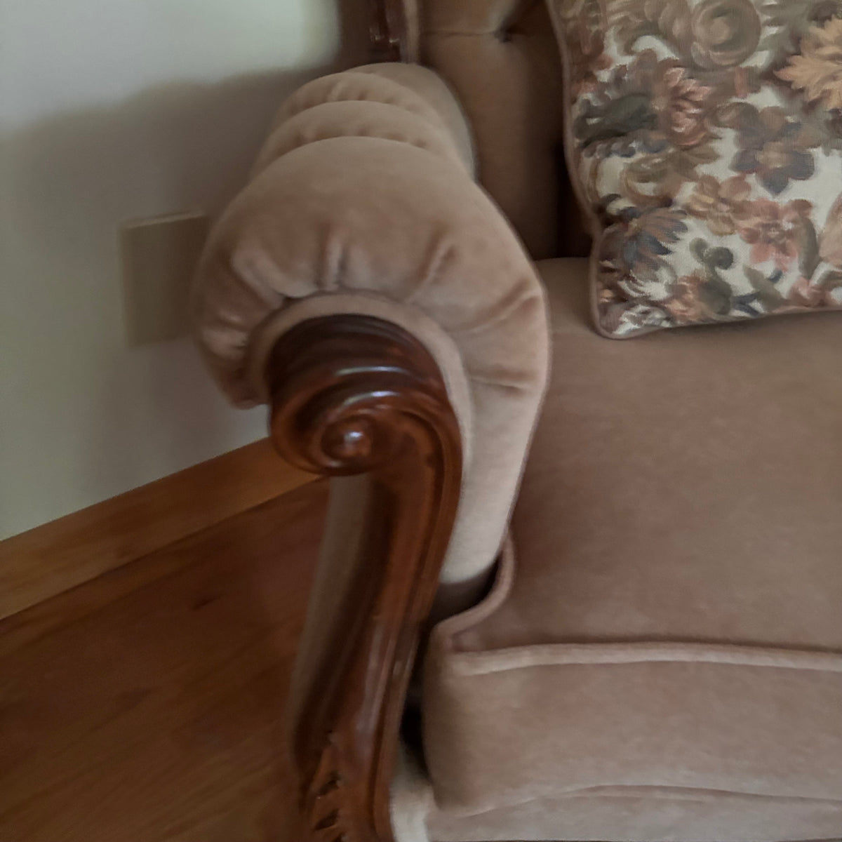 F413 Vintage arm chair with solid wood frame and pink velvety fabric