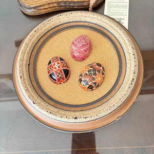 COLLECTIBLES GROUPING (CARVED WOODEN HUMMINGBIRD AND MORE) - P287