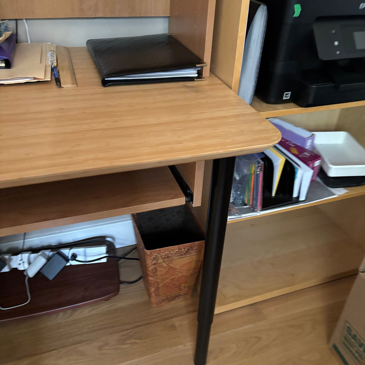 D189 Simple Home Office Desk with 2 Small Upper Organizer’s (contents not included)
