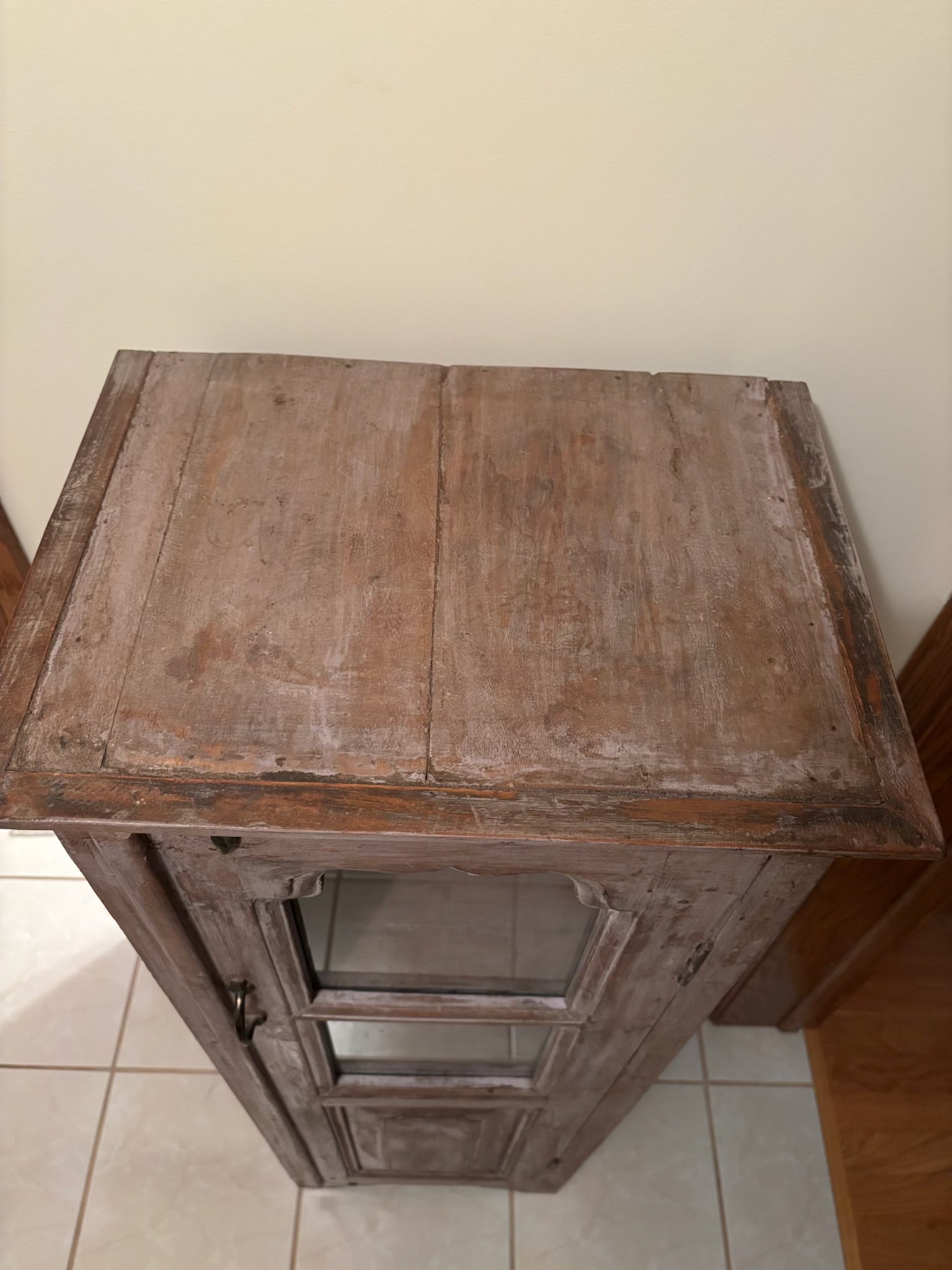 F209C Wooden accent cabinet with shabby chic finish