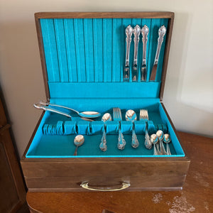 VINTAGE SILVER PLATED ROGERS BROS FLATWARE WITH FLATWARE CASE - P347