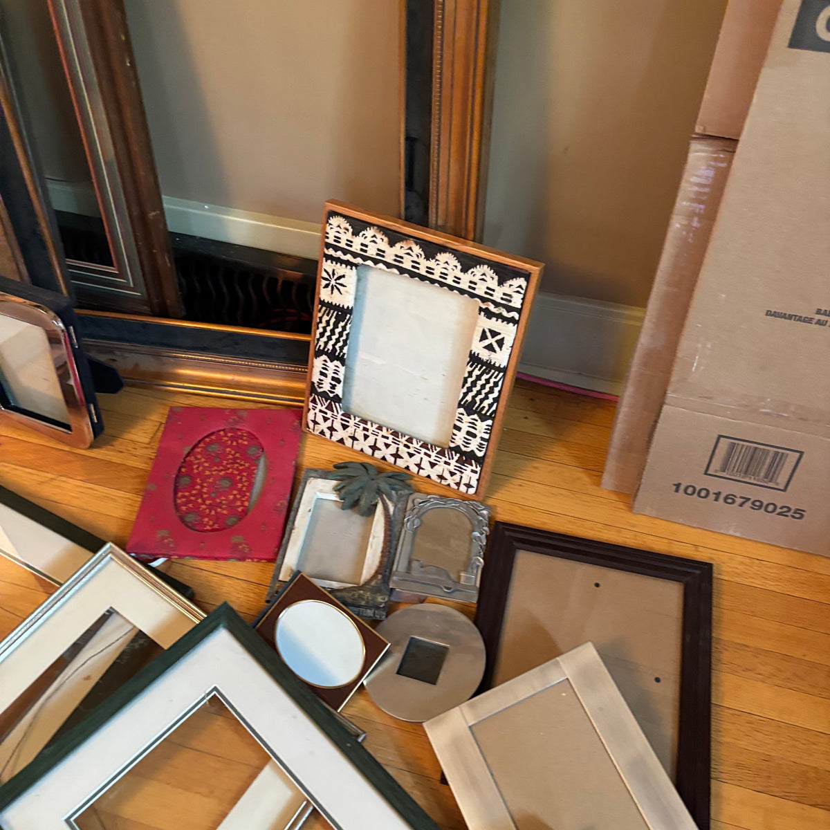 E101 Picture frames grouping