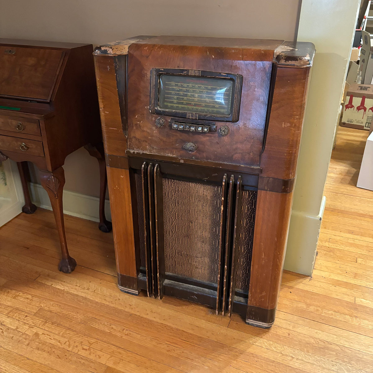 E116 As is antique tube radio (not working)
