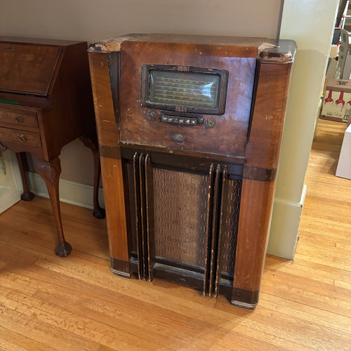 E116 As is antique tube radio (not working)