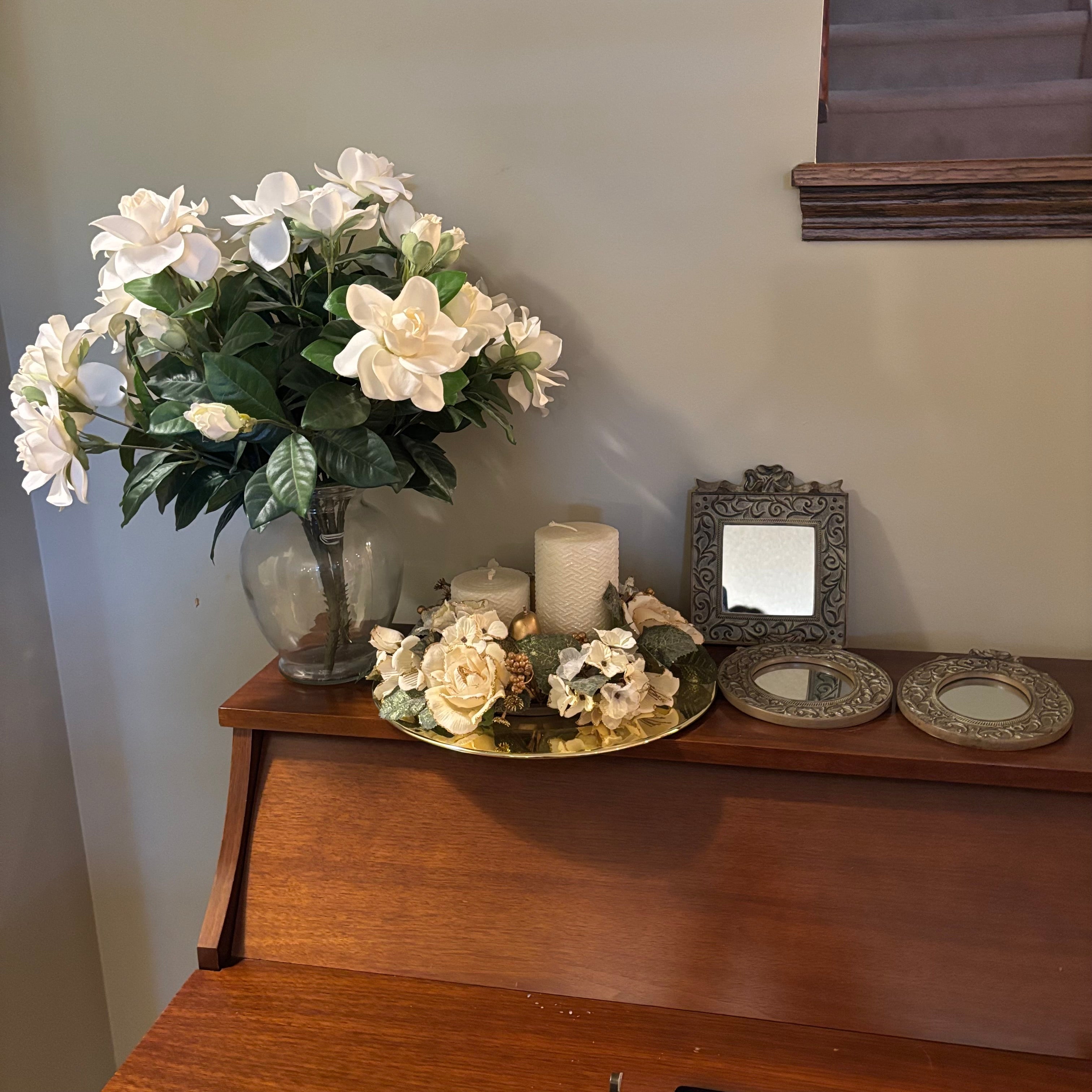 E863 Home decor grouping (faux roses and more)