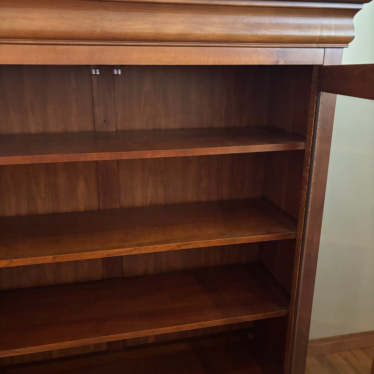 R167 SOLID WOOOD DISPLAY CABIENT WITH WOODEN SHELVES (62" X 53" X 17")