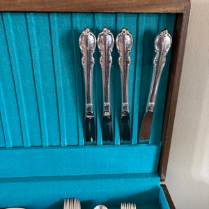 VINTAGE SILVER PLATED ROGERS BROS FLATWARE WITH FLATWARE CASE - P347