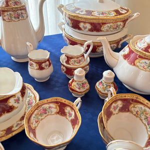 127 PIECE ROYAL ALBERT LADY HAMILTON CHINA GROUPING (IN EXCELLENT CONDITION) - P105
