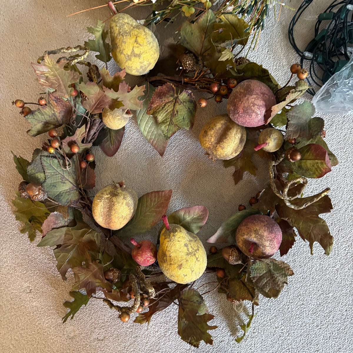 Y164 2 Wreaths and string lights