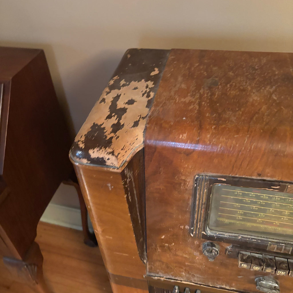 E116 As is antique tube radio (not working)