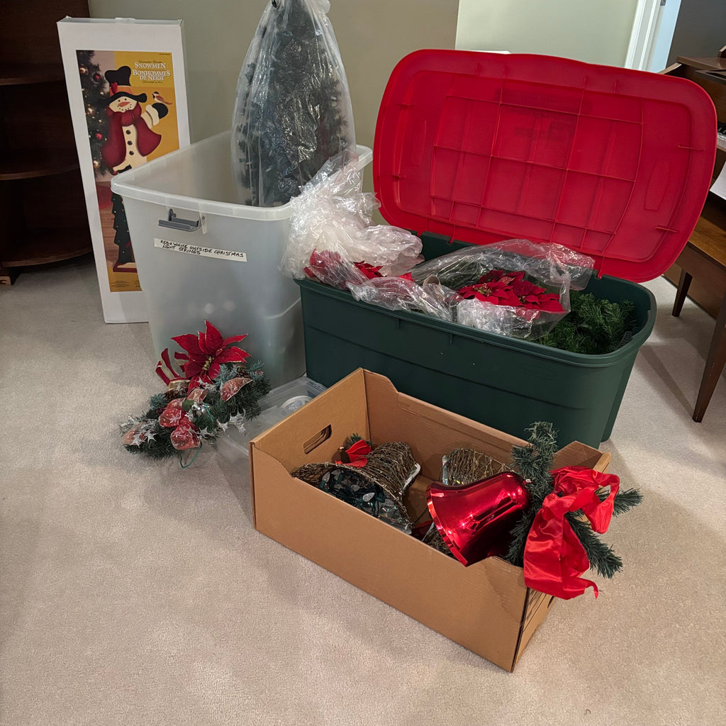 E872 Outdoor Christmas decor grouping