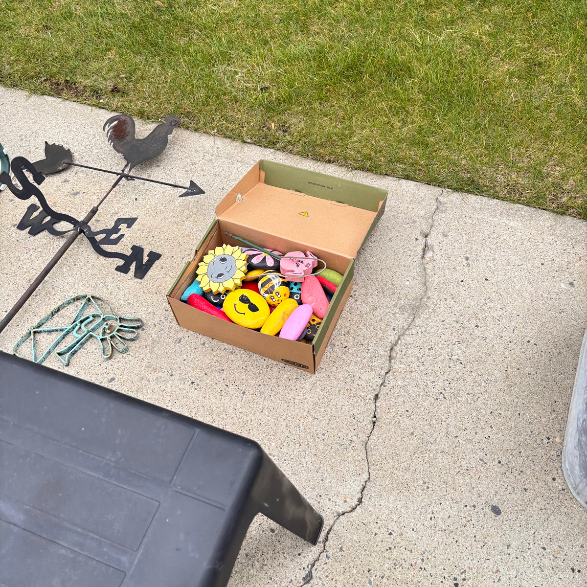 K354 Random yard Grouping (plastic garbage can and more)