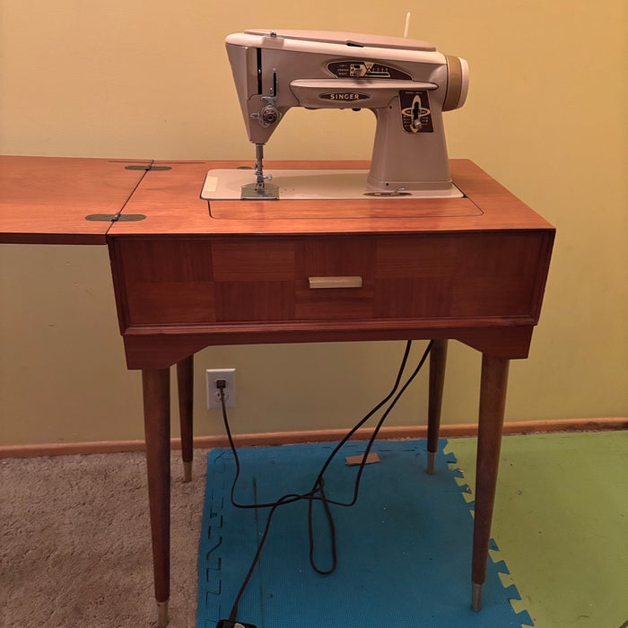 Atomic Singer Sewing Machine in Solid Wood Stand - R302