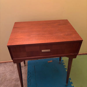 Atomic Singer Sewing Machine in Solid Wood Stand - R302