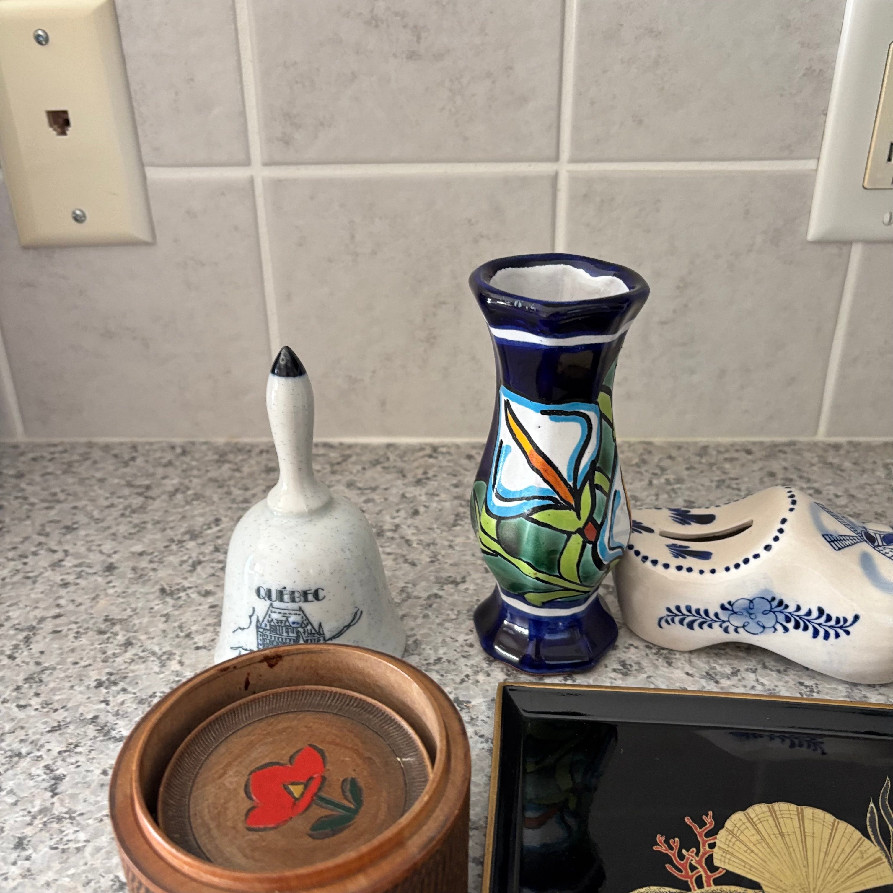 E903 Variety of collectibles