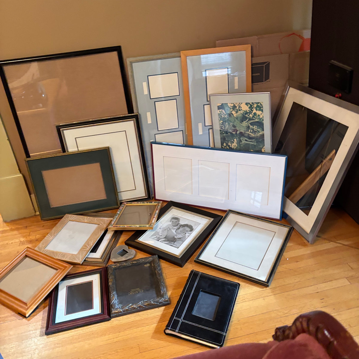 E105 Picture frames grouping