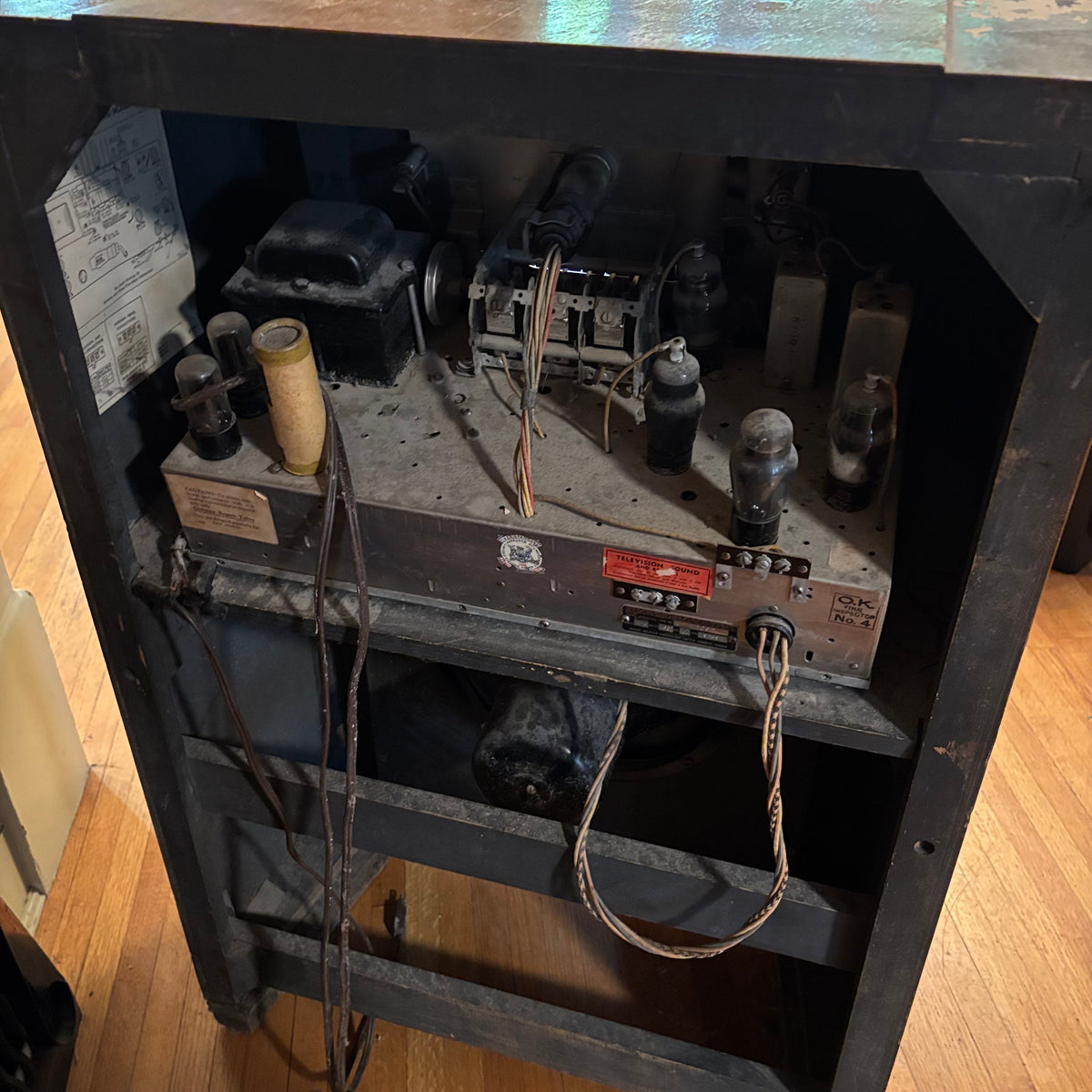 E116 As is antique tube radio (not working)