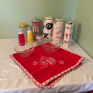 W818 Vintage Pyrex measuring cups and more grouping