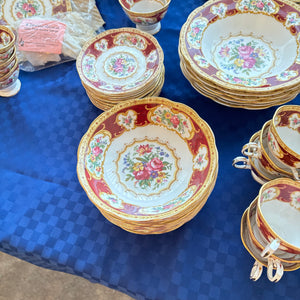 127 PIECE ROYAL ALBERT LADY HAMILTON CHINA GROUPING (IN EXCELLENT CONDITION) - P105
