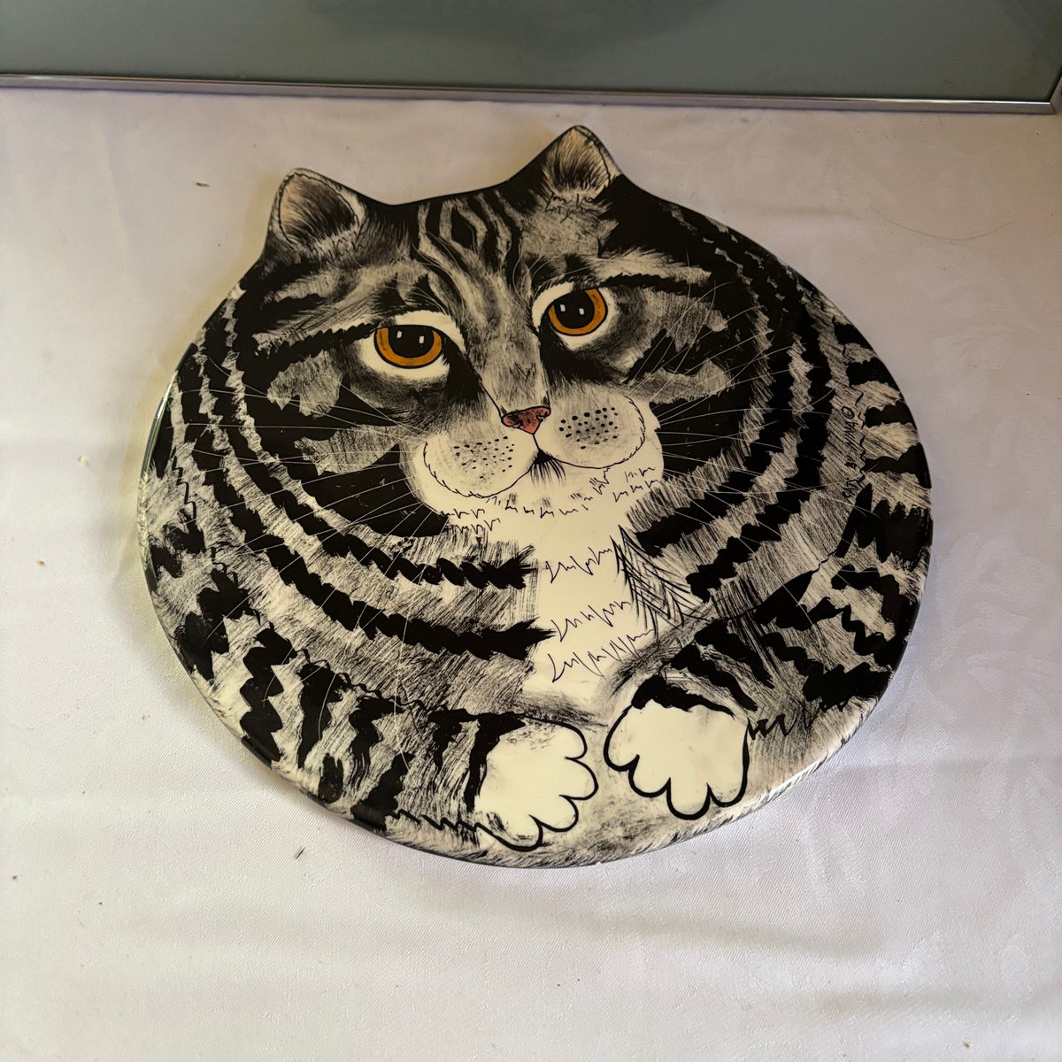 E141 Framed cat artwork and cat tray