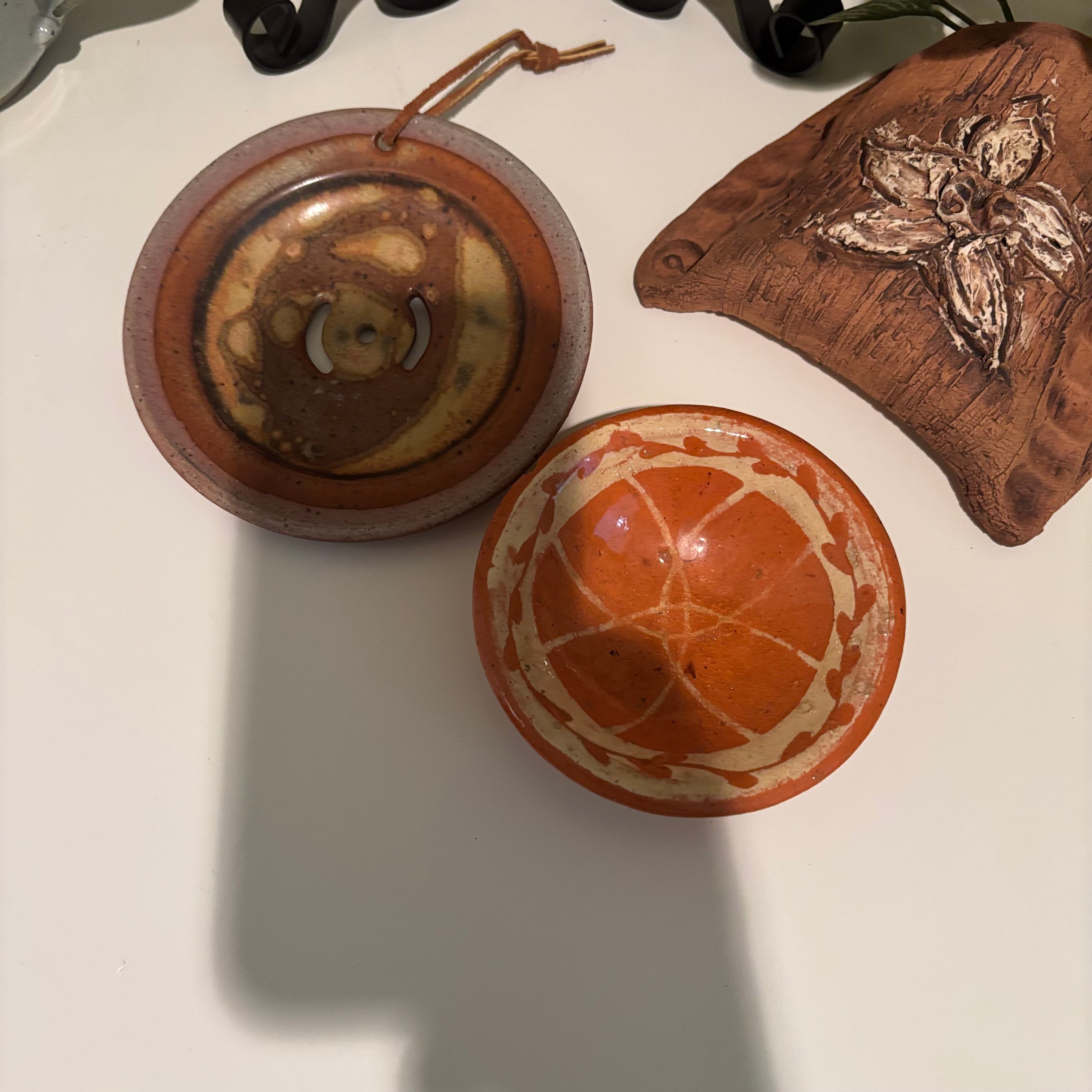 E865 Home decor grouping (earthenware and more)