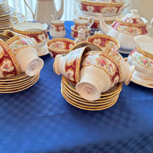 127 PIECE ROYAL ALBERT LADY HAMILTON CHINA GROUPING (IN EXCELLENT CONDITION) - P105