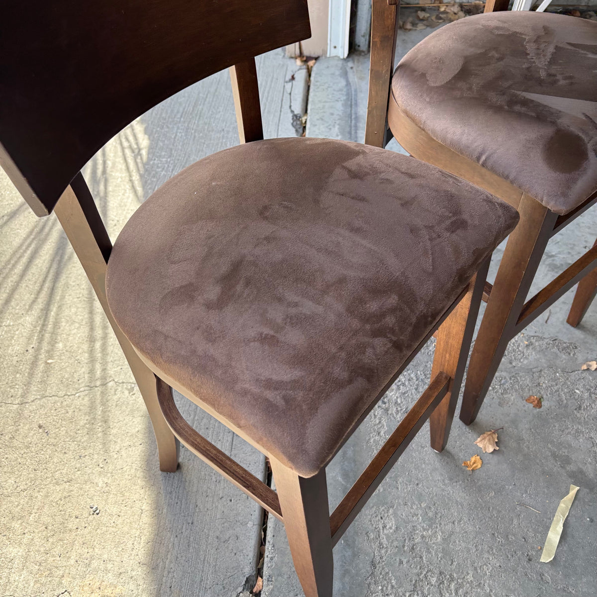 Y154 Set of 2 Countertop Height stools with brown microfibre seats