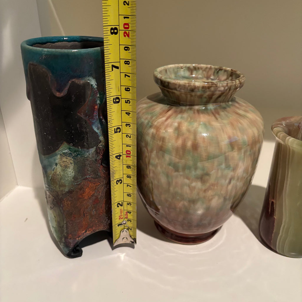 E864 Home decor grouping (stone vases)