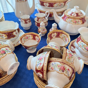 127 PIECE ROYAL ALBERT LADY HAMILTON CHINA GROUPING (IN EXCELLENT CONDITION) - P105
