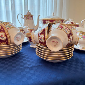 127 PIECE ROYAL ALBERT LADY HAMILTON CHINA GROUPING (IN EXCELLENT CONDITION) - P105