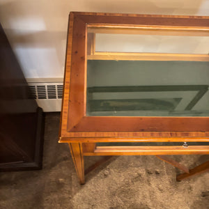 VINTAGE SOLID WOOD DISPLAY TABLE - P134