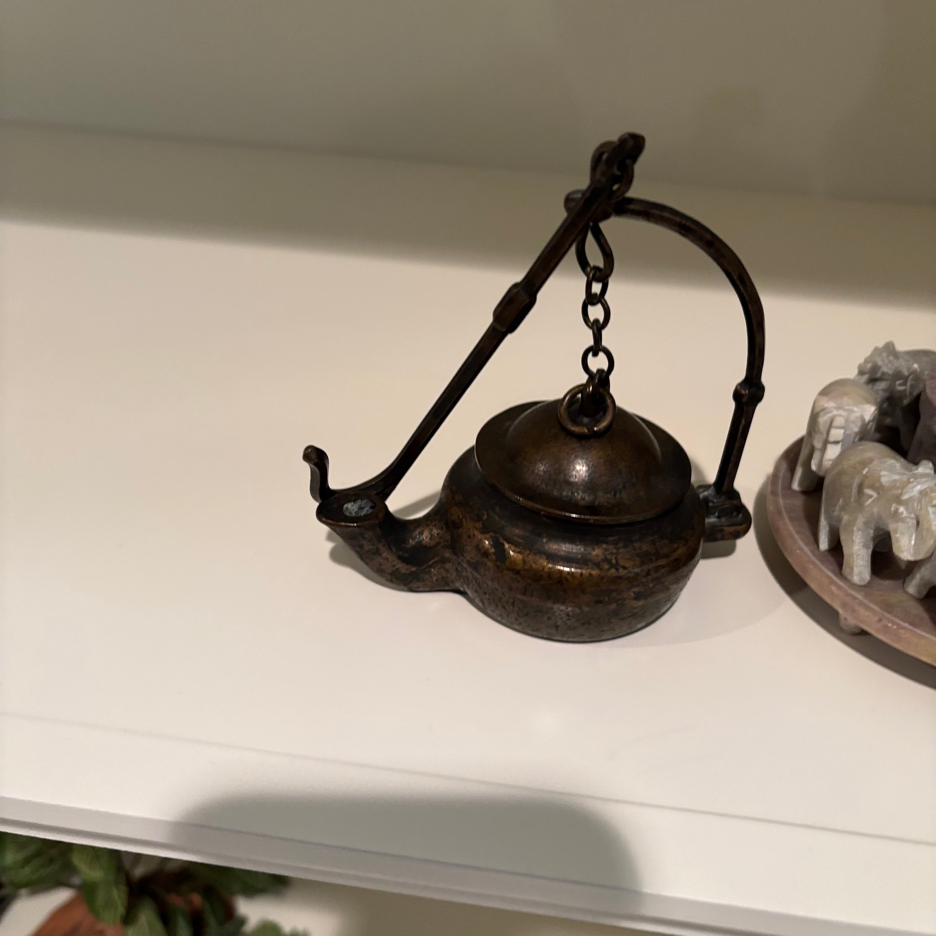 E866 Home decor grouping (mini brass and more)