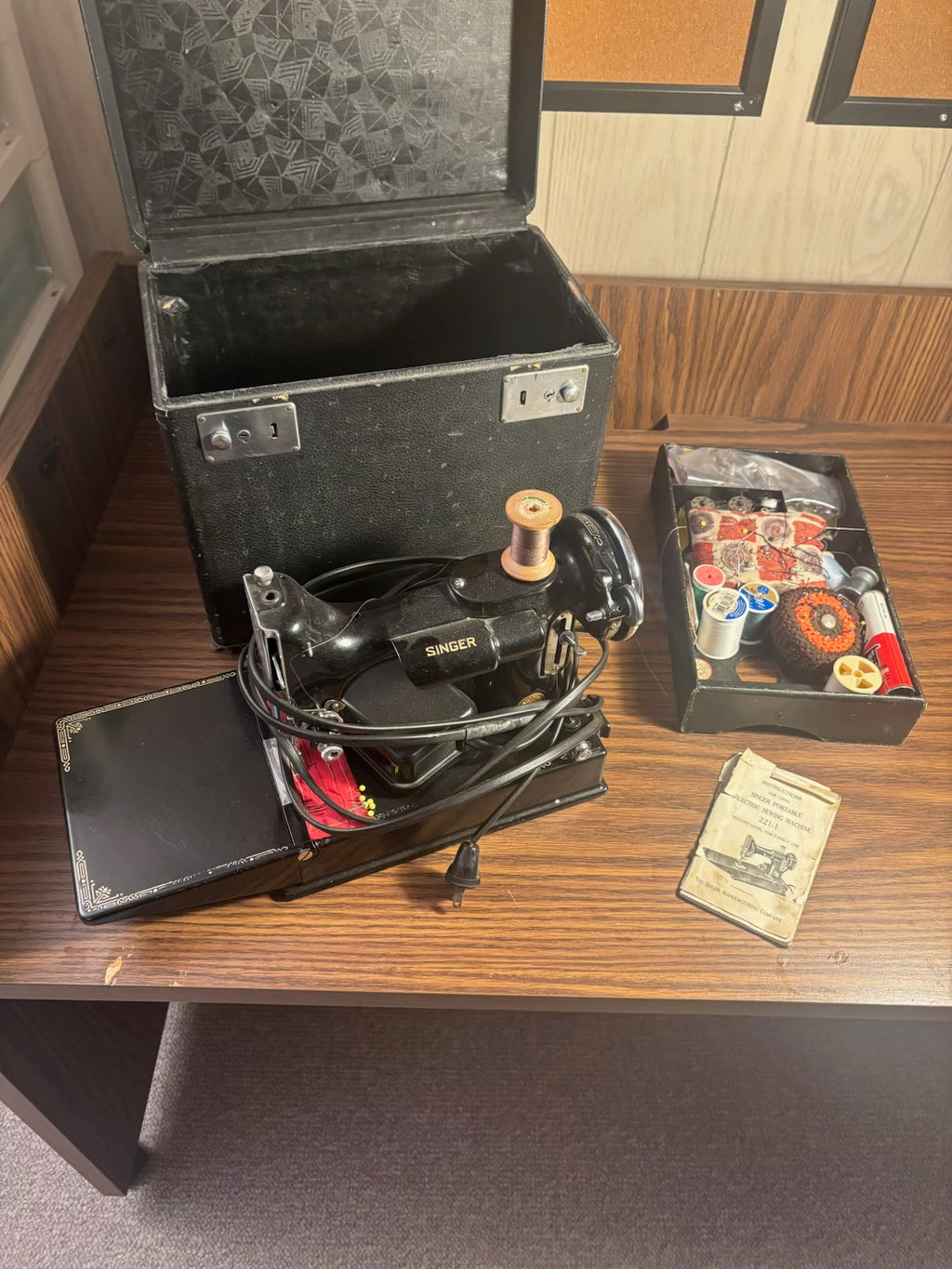 K517B Vintage Portable Singer Sewing machine