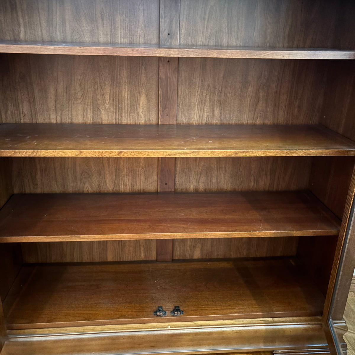 R167 SOLID WOOOD DISPLAY CABIENT WITH WOODEN SHELVES (62" X 53" X 17")