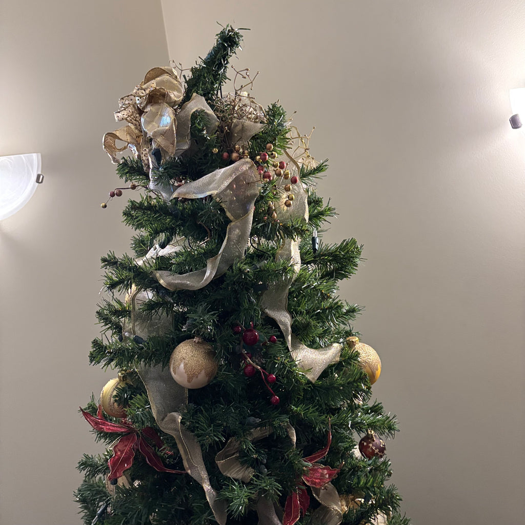 E871 Fully decorated pre lit Christmas tree