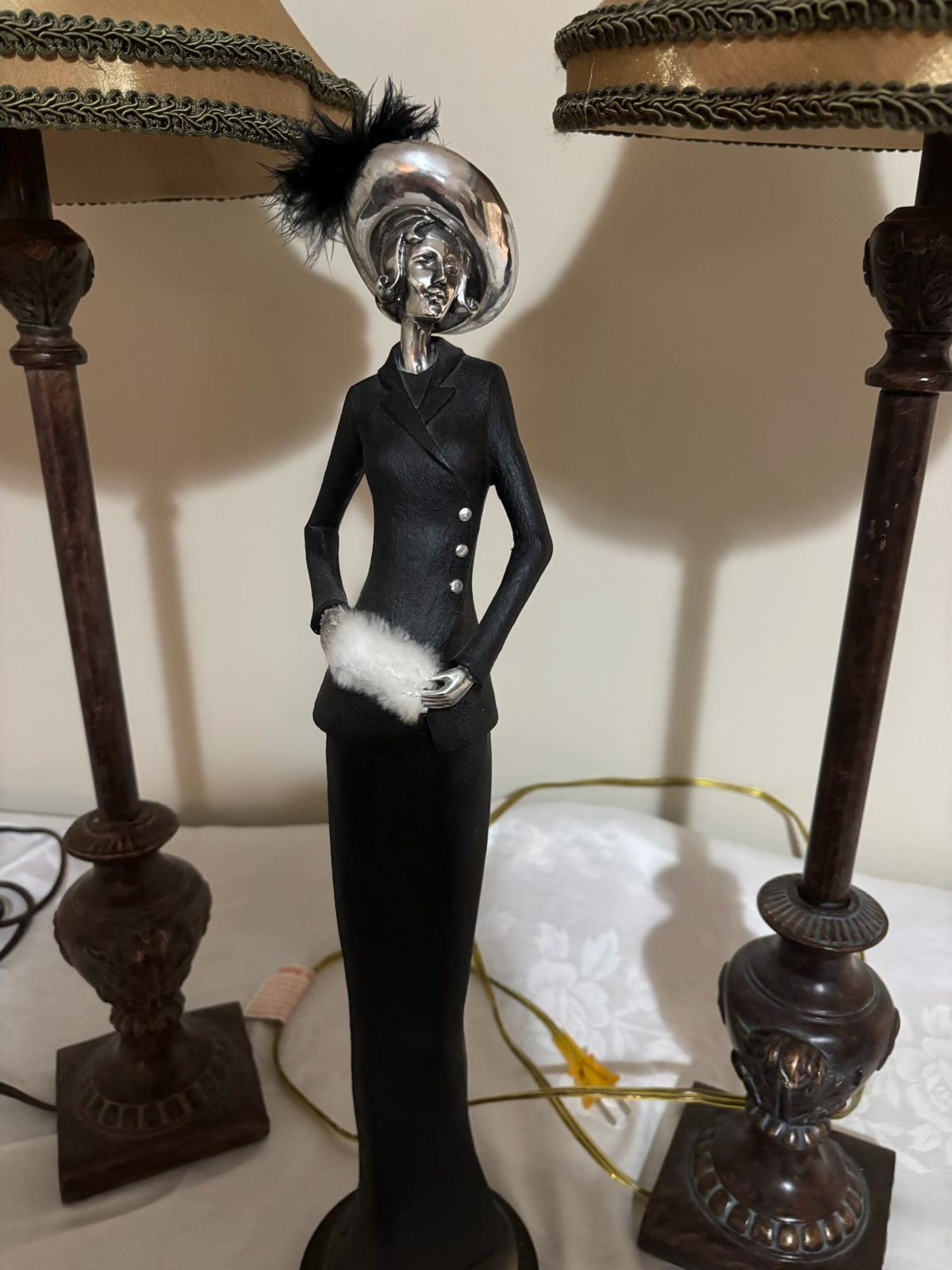 Y209 2 table lamps with a tall figurine