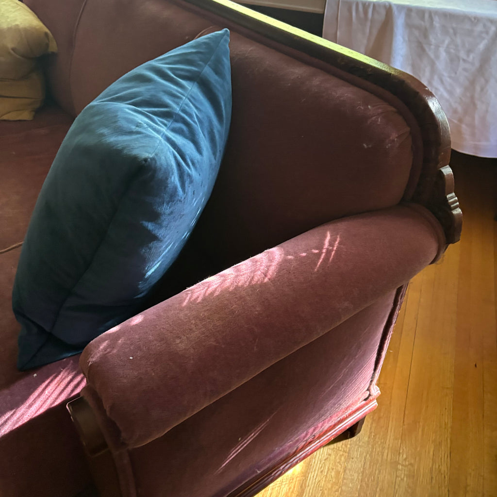 E163 Antique sofa with solid wood frame and pink velvet fabric (requires cleaning)