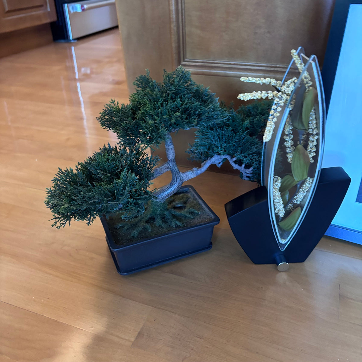 X253 Home decor grouping (plastic bonsai and more)